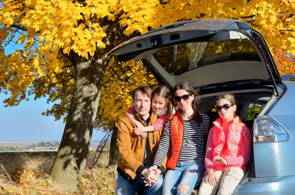 Sonbahar aile tatil gezisinde araba — Stok fotoğraf