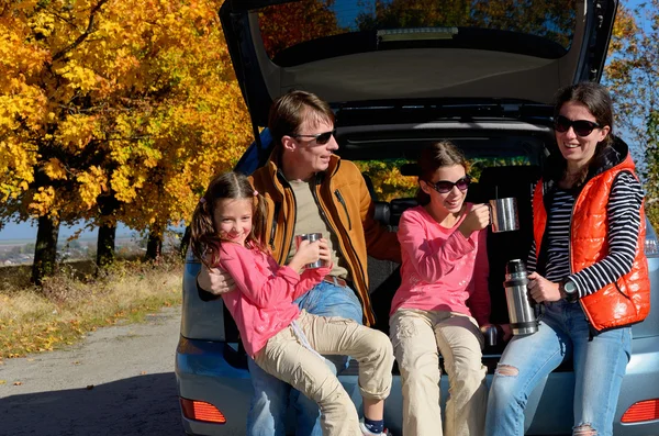 Sonbahar aile tatil gezisinde araba — Stok fotoğraf