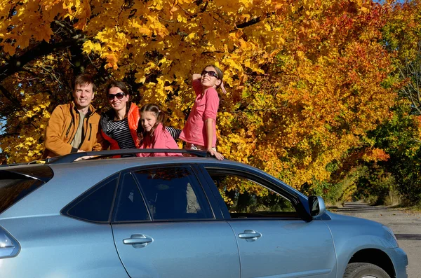 Viaggio in auto in autunno vacanza in famiglia — Foto Stock