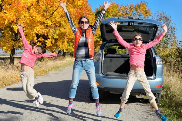 Autofahrt in den Familienurlaub im Herbst — Stockfoto