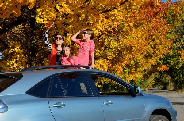 Autofahrt in den Familienurlaub im Herbst — Stockfoto