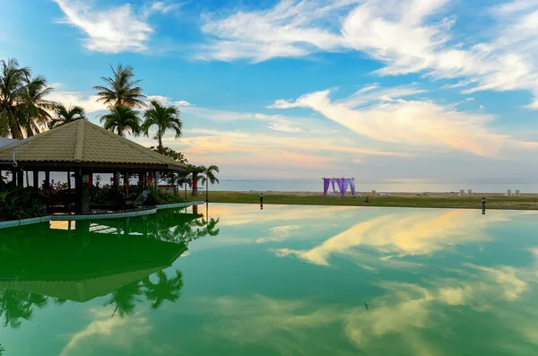 Piscina noite reflexões — Fotografia de Stock