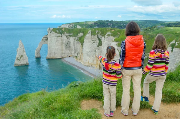 Moeder en kinderen kijken prachtig uitzicht op zee in Etretat — Stockfoto