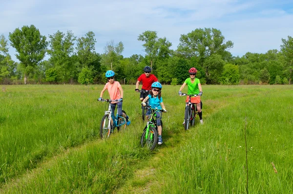 Op de fiets en gelukkige familie — Stockfoto