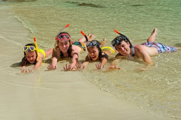 Glad familj i snorklar på tropisk strand på semester — Stockfoto