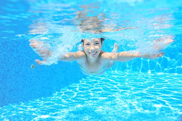 Kid swims in pool underwater, girl swimming — Stock Photo, Image