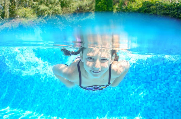 Kid swims in pool underwater, girl swimming — Stock Photo, Image