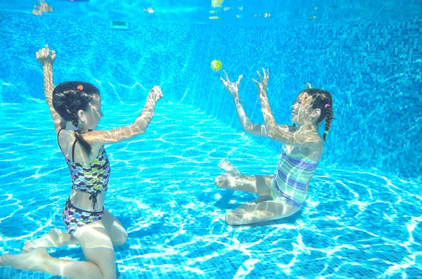 Děti plavat v bazénu pod vodou, dívky plavání — Stock fotografie