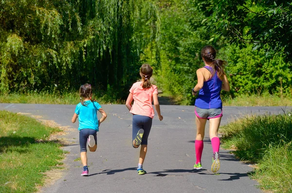 Familiesport, moeder en kinderen joggen buiten — Stockfoto