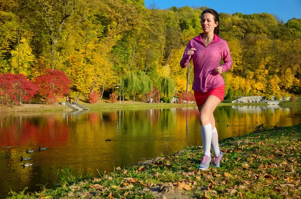 Mujer corriendo en el parque de otoño, hermosa chica corredora corriendo al aire libre —  Fotos de Stock