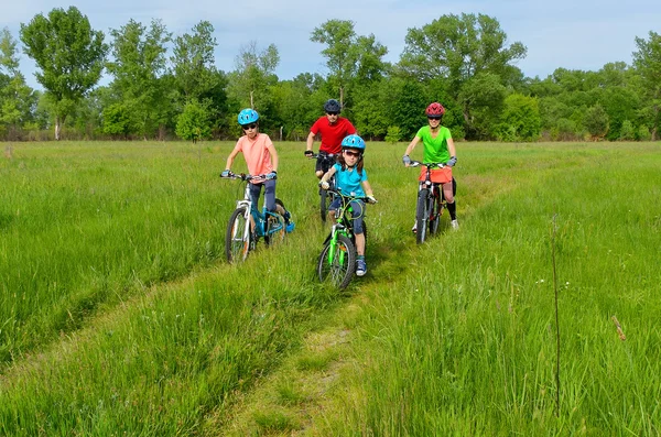 Lycklig familj på cyklar, cykling med barn — Stockfoto