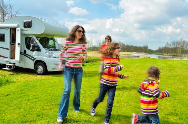 Familie vakantie, rv (kampeerauto) reizen met kinderen — Stockfoto