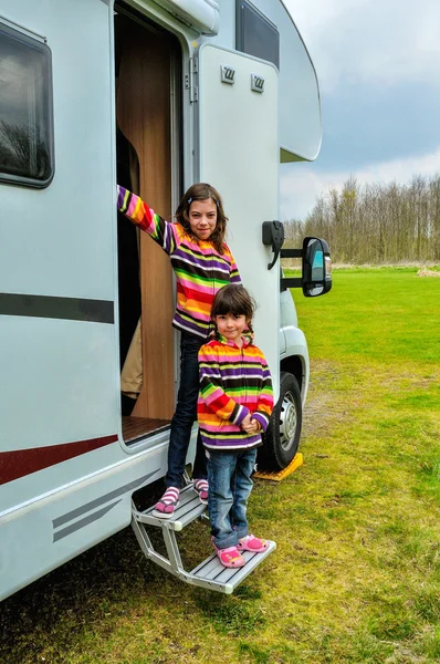 Barn i husbil (rv), familj reser i husbil — Stockfoto