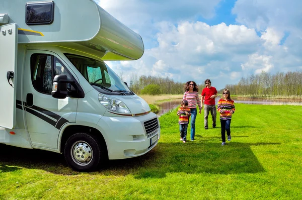 Vacaciones en familia, RV (campista) viajar con niños —  Fotos de Stock