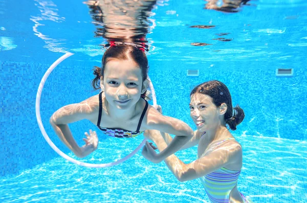 Boldog gyerekek úszni a medence víz alatti, lányok, úszás — Stock Fotó