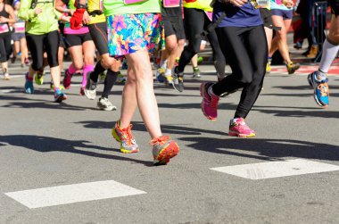 Maraton yarışı, insanların ayakları üzerinde yol, çalışan kadınlar koşmak