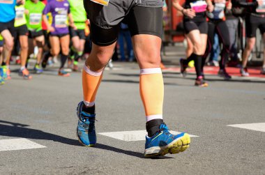 Maraton yarışı, yol koşucuların ayakta çalışan