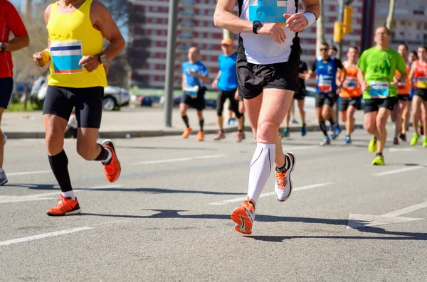 Maratona corrida de corrida, corredores pés na estrada — Fotografia de Stock