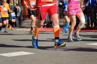 Maraton yarışı, yol koşucuların ayakta çalışan