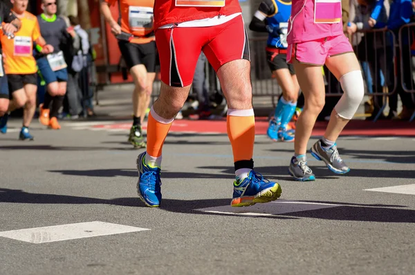 Maratona corrida de corrida, corredores pés na estrada — Fotografia de Stock