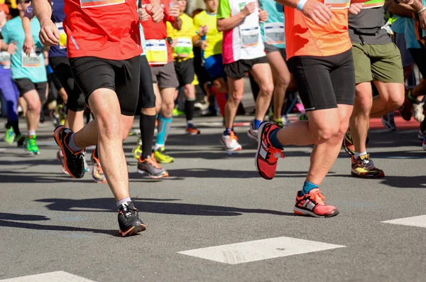 Marathon course à pied, coureurs pieds sur la route — Photo