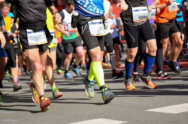 Marathon course à pied, coureurs pieds sur la route — Photo