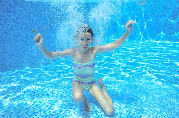 Fille heureuse nage dans la piscine sous-marine, nage enfant actif — Photo