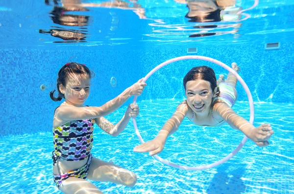 Boldog gyerekek úszni a medence víz alatti, lányok, úszás — Stock Fotó