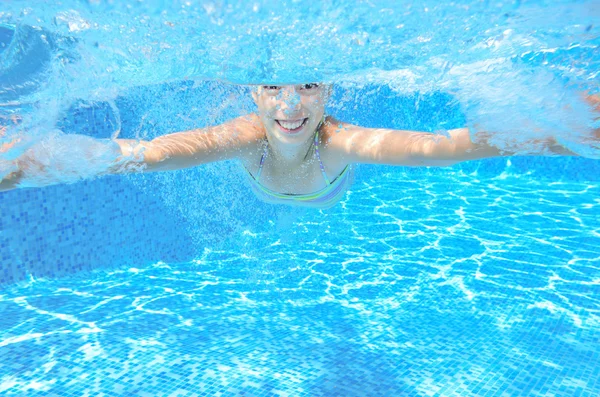 Chica feliz nada en la piscina bajo el agua, niño activo nadando — Foto de Stock