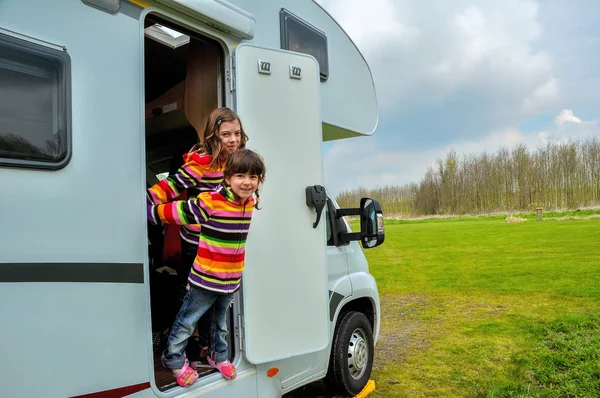 Niños en autocaravana (rv), viajes familiares en autocaravana — Foto de Stock