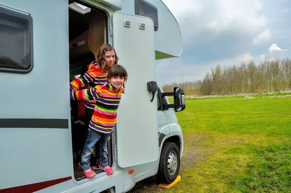 Діти в кемпері (rv), сімейні подорожі в автономному будинку — стокове фото