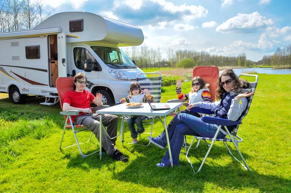 Aile tatil, çocuklarla seyahat rv (camper) — Stok fotoğraf