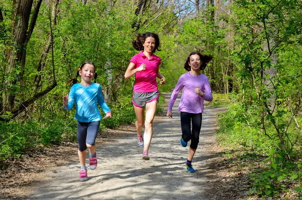 Aile spor, mutlu etkin anne ve açık havada jogging, ormanda koşu çocuklar — Stok fotoğraf