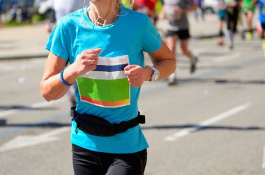 Maraton yarışı, kadın runner road, spor, fitness ve sağlıklı yaşam konsepti üzerinde çalışan