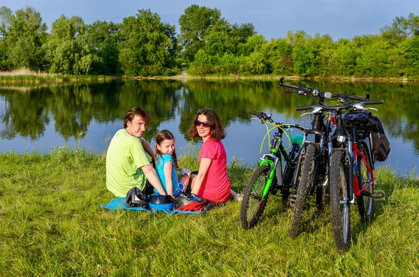 Rodzina rower jeździć na zewnątrz, aktywnych rodziców a dziecko jazdy na rowerze i relaks w pobliżu pięknej rzeki — Zdjęcie stockowe