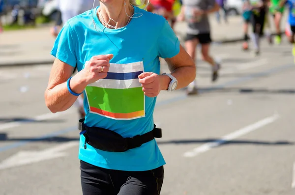 Maratoni futás verseny, futó nő road, sport, fitness és egészséges életmód fogalma — Stock Fotó