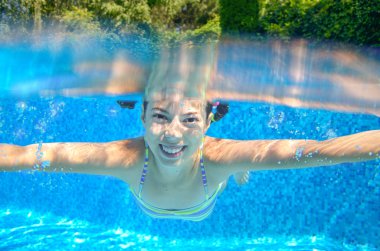 Mutlu kız Yüzme, oyun ve eğlenmek etkin çocuk havuzunda sualtı, yüzüyor, çocuklar spor su