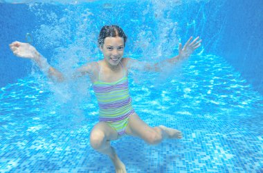 Mutlu kız Yüzme, oyun ve eğlenmek etkin çocuk havuzunda sualtı, yüzüyor, çocuklar spor su