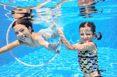 Mutlu çocuk Havuzda yüzmek sualtı, yüzme, kızlar oynamak ve eğlenmek, su sporları çocuklar