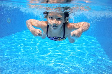 Mutlu kız Yüzme, oyun ve eğlenmek etkin çocuk havuzunda sualtı, yüzüyor, çocuklar spor su