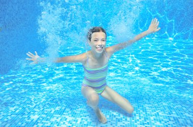 Mutlu kız Yüzme, oyun ve eğlenmek etkin çocuk havuzunda sualtı, yüzüyor, çocuklar spor su