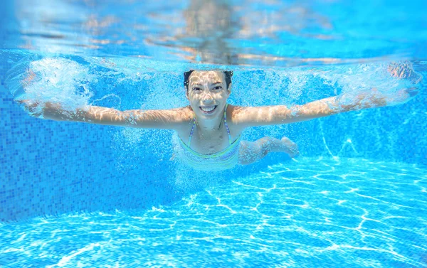 Menina feliz nada na piscina subaquática, criança ativa nadando, brincando e se divertindo, crianças esporte aquático — Fotografia de Stock