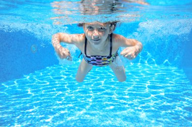 Mutlu kız Yüzme, oyun ve eğlenmek etkin çocuk havuzunda sualtı, yüzüyor, çocuklar spor su