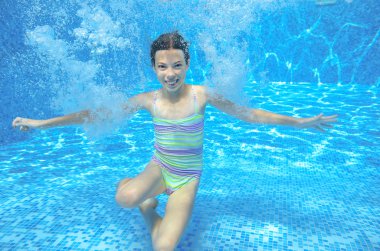 Mutlu çocuk havuzunda sualtı, yüzme, oyun ve eğlenmek etkin çocuk yüzüyor, çocuklar spor su