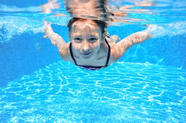 Mutlu çocuk havuzunda sualtı, yüzme, oyun ve eğlenmek etkin çocuk yüzüyor, çocuklar spor su