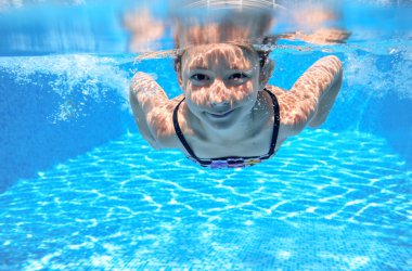 Mutlu çocuk havuzunda sualtı, yüzme, oyun ve eğlenmek etkin çocuk yüzüyor, çocuklar spor su