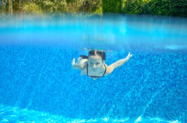 Mutlu çocuk havuzunda sualtı, yüzme, oyun ve eğlenmek etkin çocuk yüzüyor, çocuklar spor su