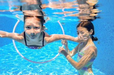 Mutlu çocuk Havuzda yüzmek sualtı, yüzme, kızlar oynamak ve eğlenmek, su sporları çocuklar