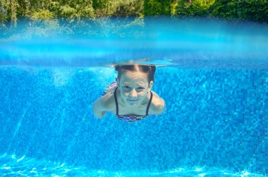 Mutlu çocuk havuzunda sualtı, yüzme, oyun ve eğlenmek etkin çocuk yüzüyor, çocuklar spor su