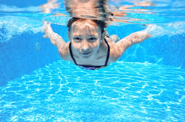Glückliches Kind schwimmt im Pool unter Wasser, aktives Kinderschwimmen, Spielen und Spaß haben, Kinder Wassersport — Stockfoto